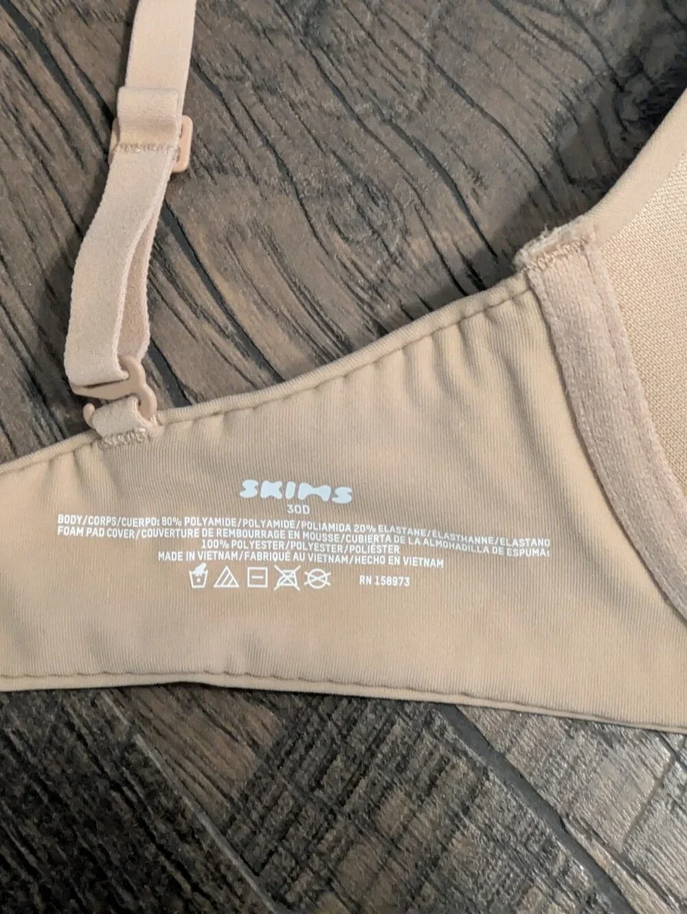 SKIMS Fits Everybody T-Shirt Bra Clay Beige Nude Underwire Padded 30D NWT $54 - Picture 6 of 6